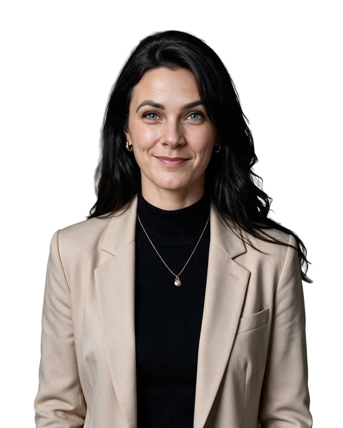 Nicolett Menge, lächelnd, im sandfarbenen Blazer vor dunklem Hintergrund